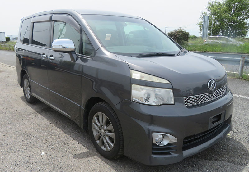 Toyota voxy описание